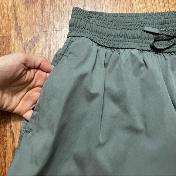 Lululemon shorts size 8 - Picture 5 of 12